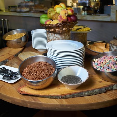 Hotel 100 Luxury Suites By Preferred โบโกตา ภายนอก รูปภาพ A breakfast buffet at a hotel