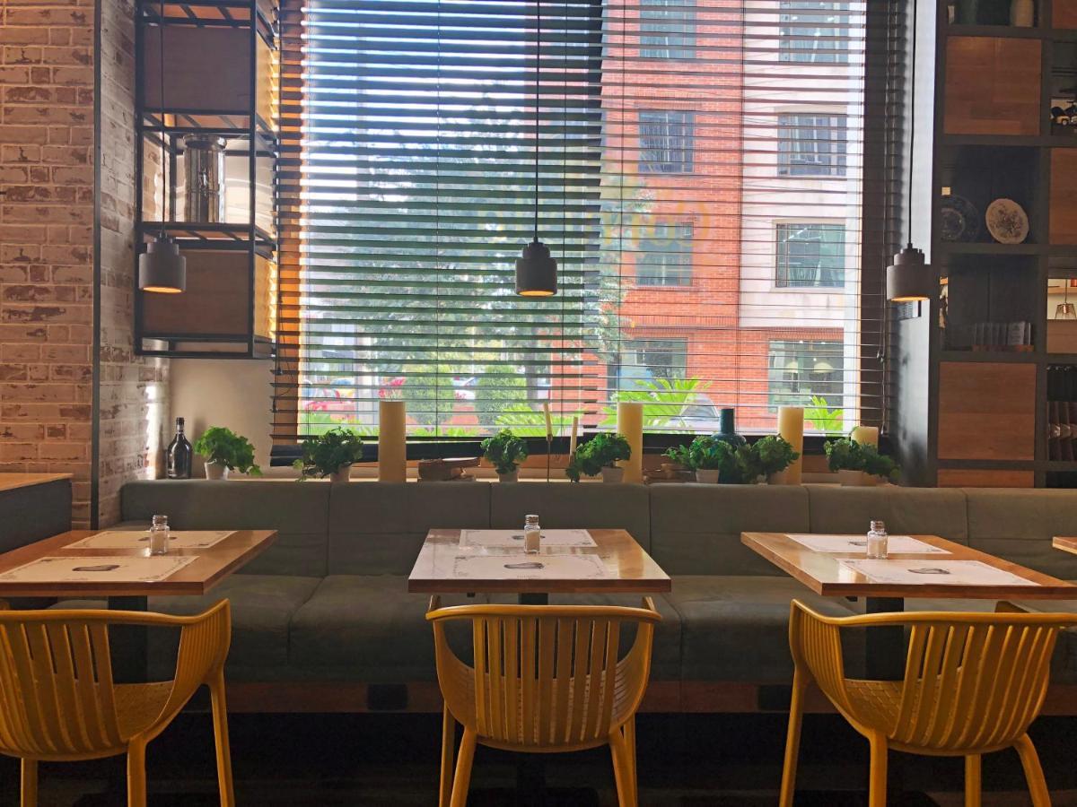 Hotel 100 Luxury Suites By Preferred โบโกตา ภายนอก รูปภาพ Interior of a restaurant in New York City
