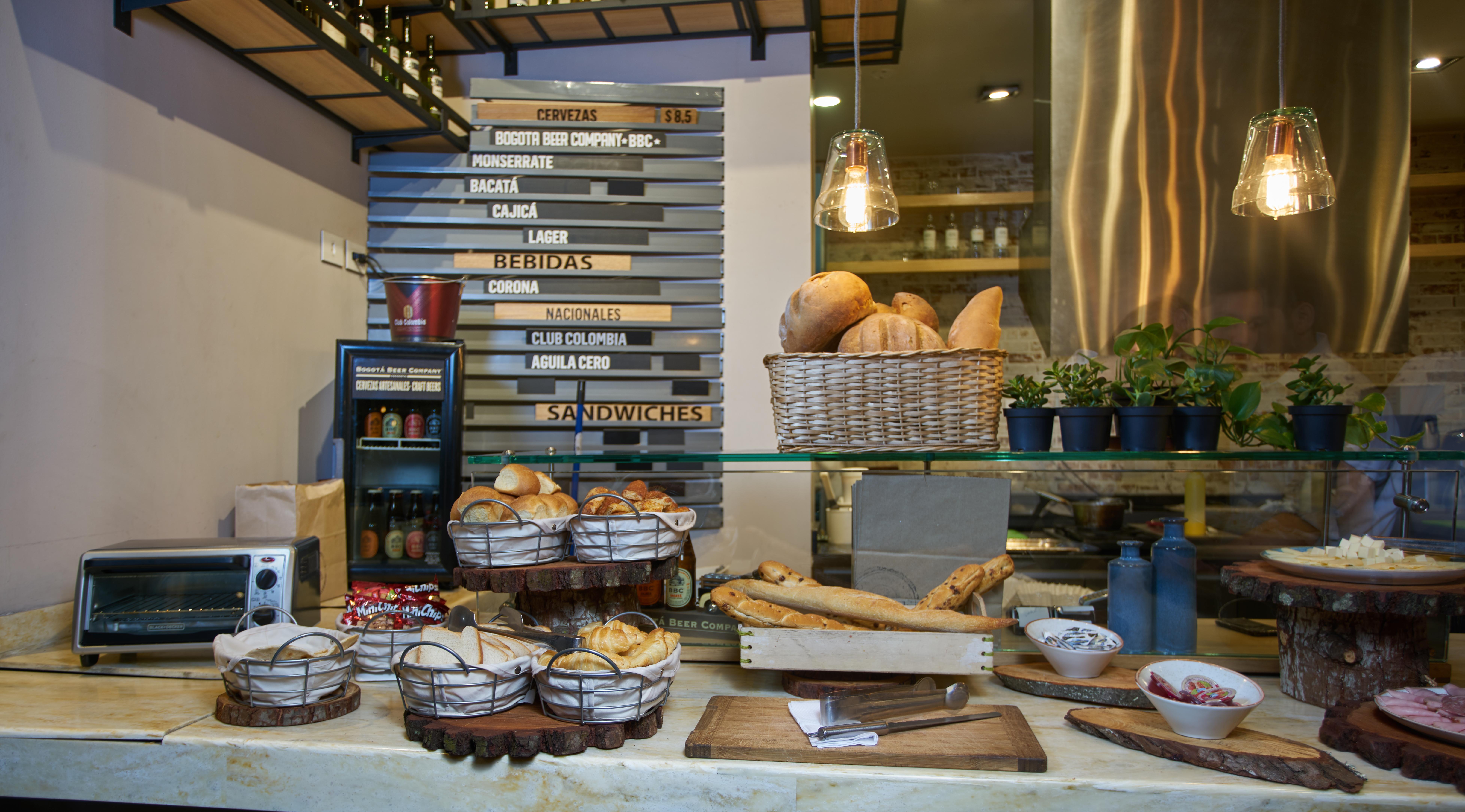 Hotel 100 Luxury Suites By Preferred โบโกตา ภายนอก รูปภาพ A typical display at a Spanish bakery
