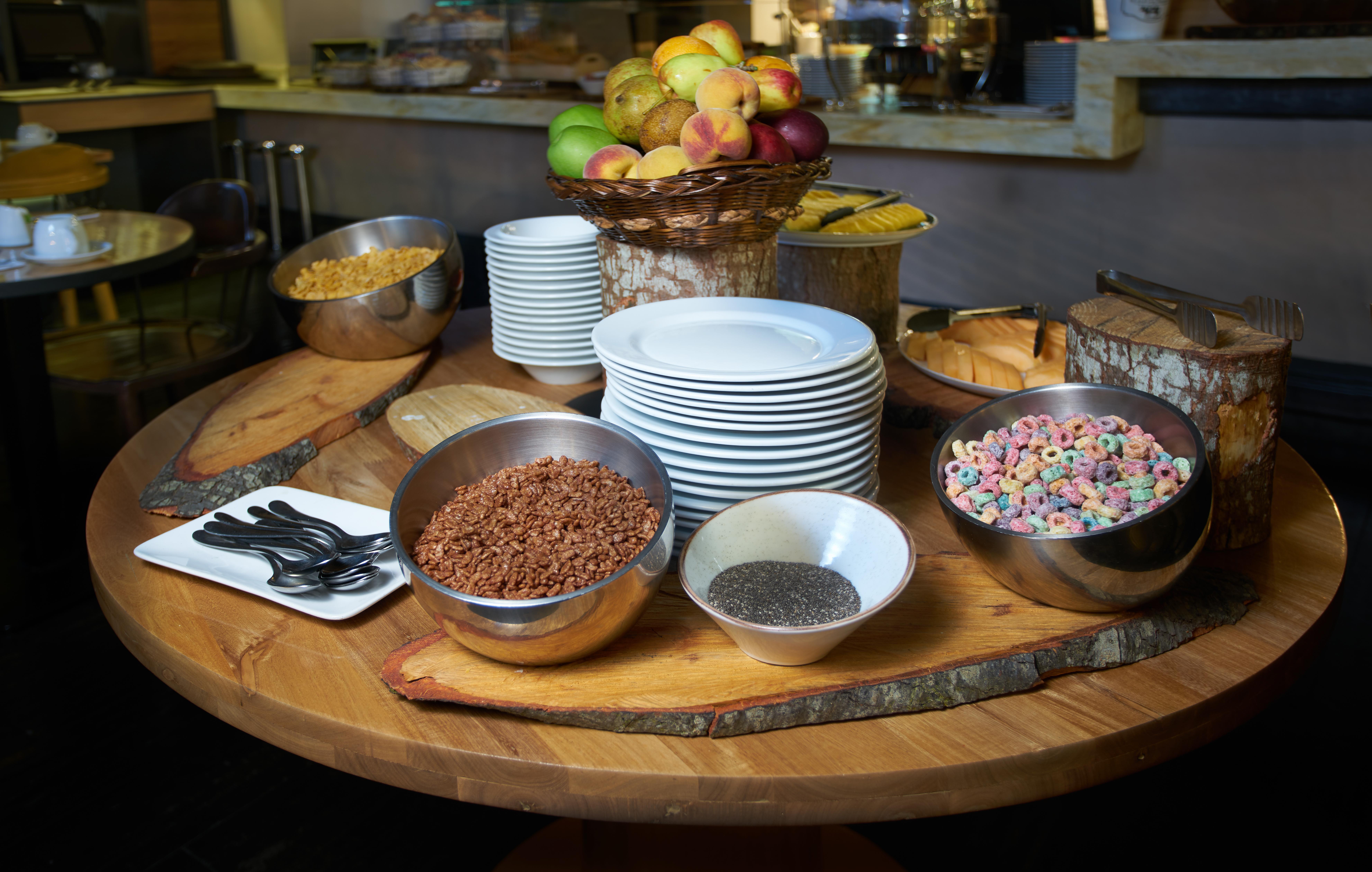 Hotel 100 Luxury Suites By Preferred โบโกตา ภายนอก รูปภาพ A breakfast buffet at a hotel
