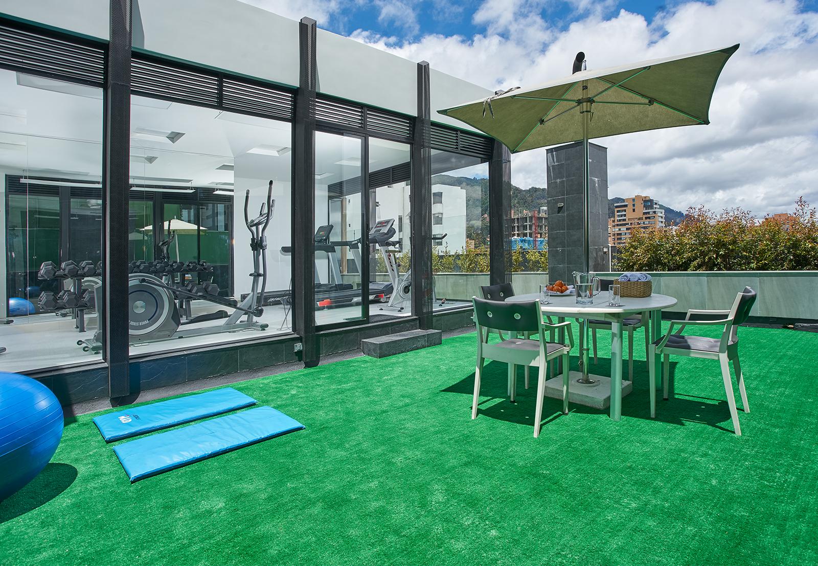 Hotel 100 Luxury Suites By Preferred โบโกตา ภายนอก รูปภาพ Rooftop gym