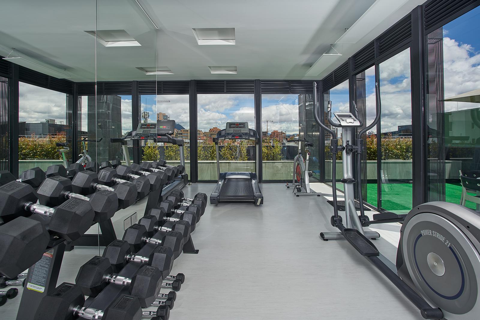 Hotel 100 Luxury Suites By Preferred โบโกตา ภายนอก รูปภาพ The gym at the top of the building