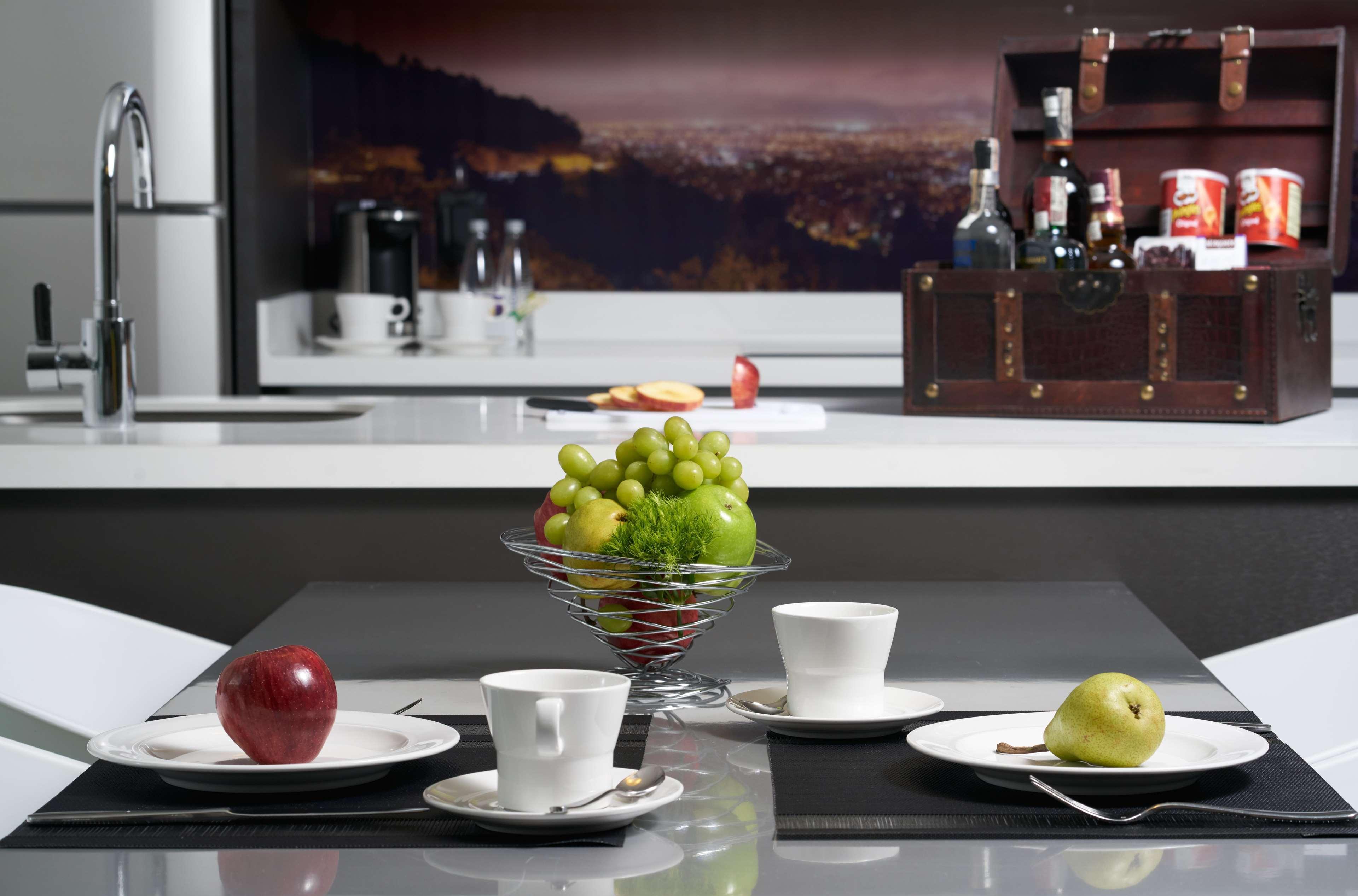 Hotel 100 Luxury Suites By Preferred โบโกตา ภายนอก รูปภาพ A kitchen with a built-in coffee machine