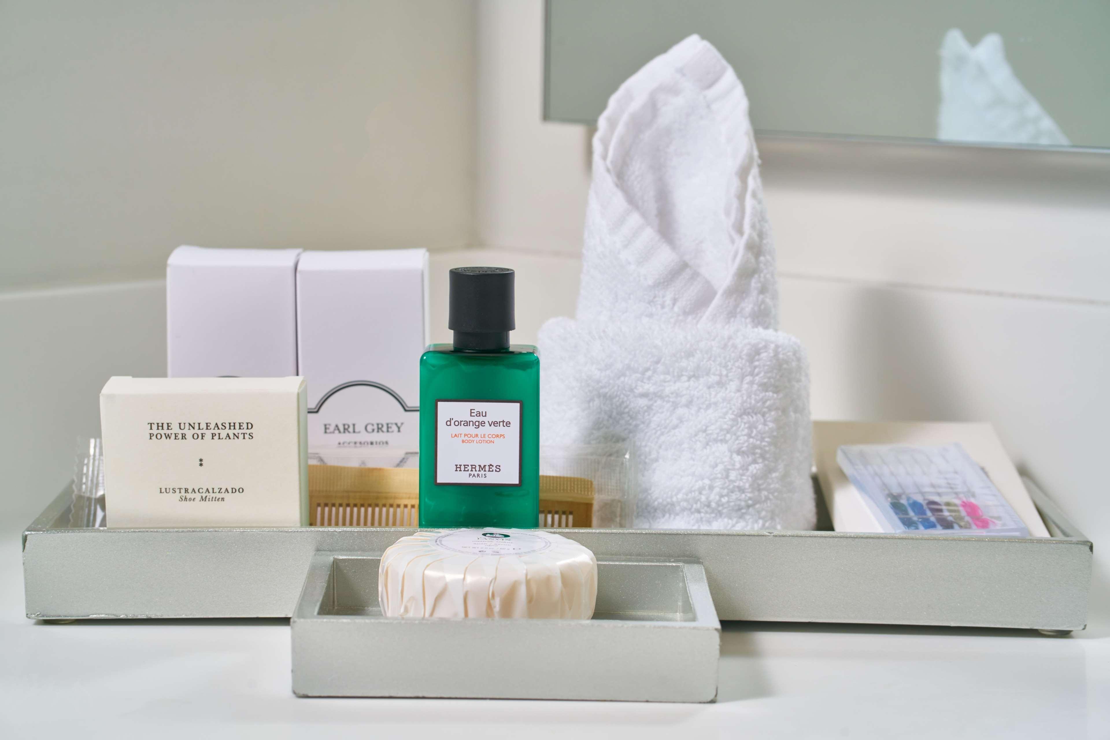 Hotel 100 Luxury Suites By Preferred โบโกตา ภายนอก รูปภาพ A selection of toiletries