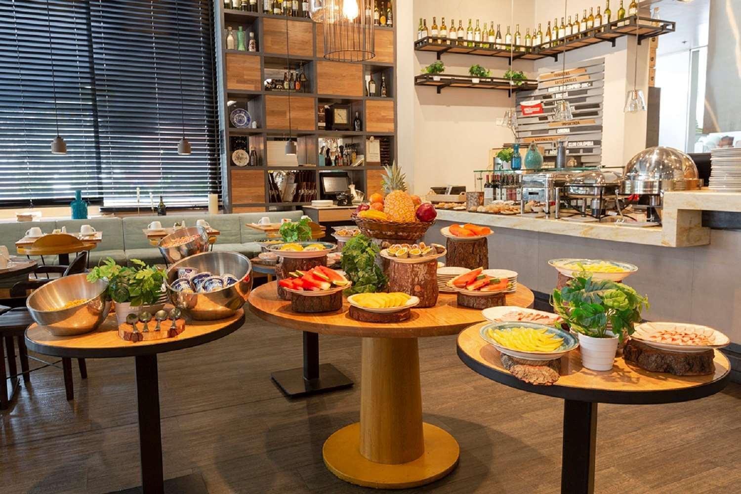 Hotel 100 Luxury Suites By Preferred โบโกตา ภายนอก รูปภาพ A buffet at a restaurant