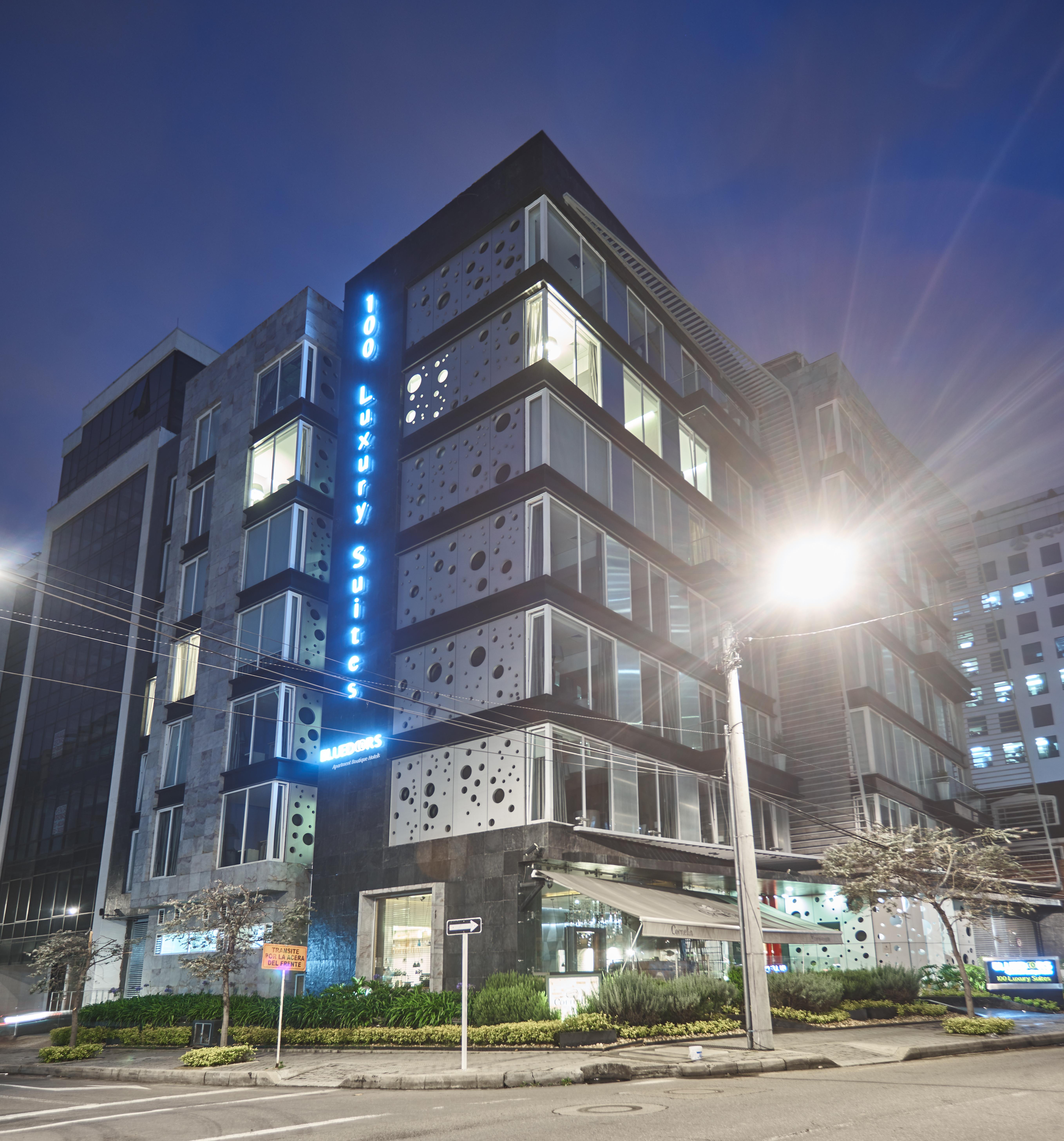 Hotel 100 Luxury Suites By Preferred โบโกตา ภายนอก รูปภาพ The hotel at night