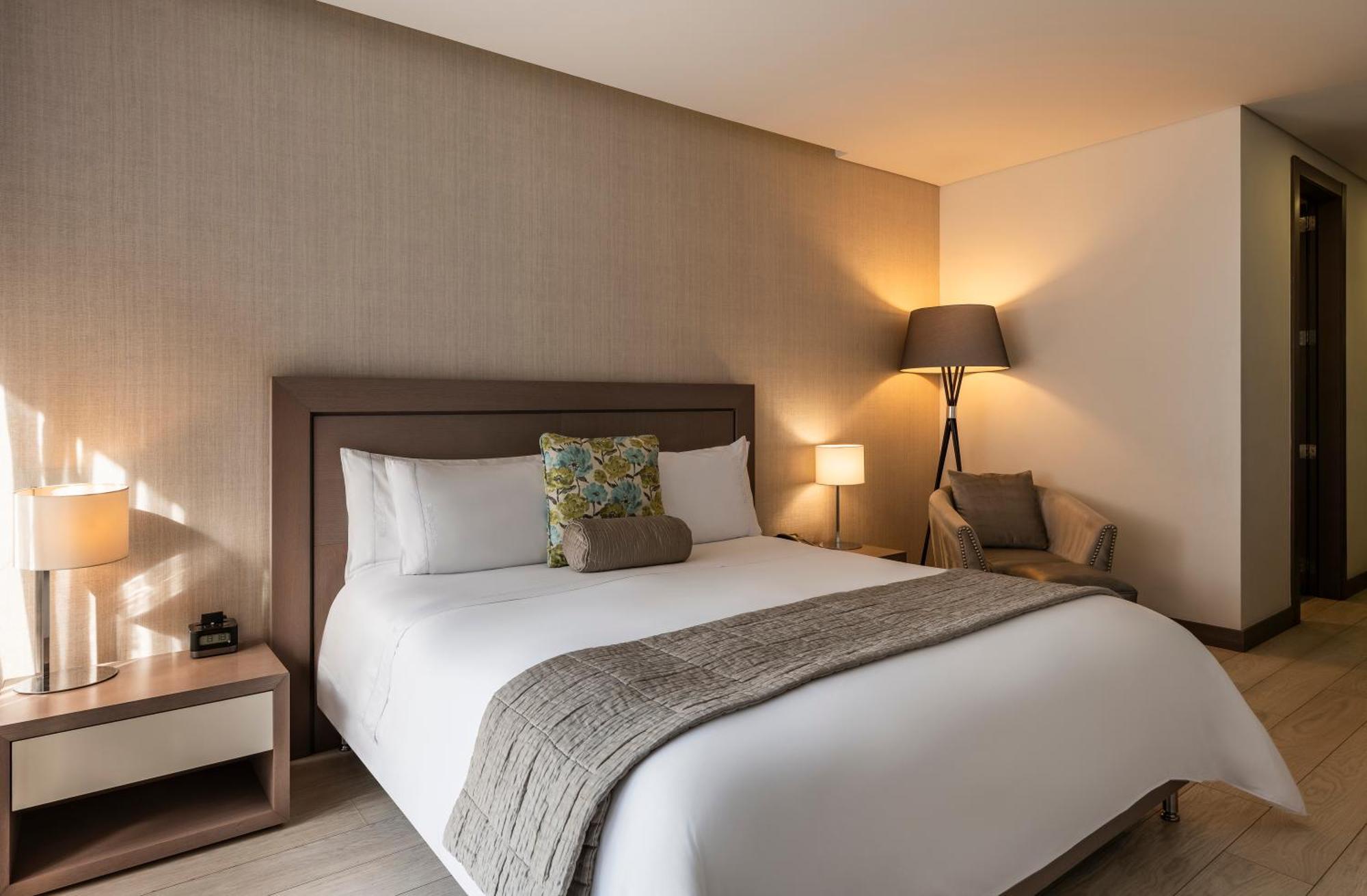 Hotel 100 Luxury Suites By Preferred โบโกตา ภายนอก รูปภาพ A bedroom at the hotel