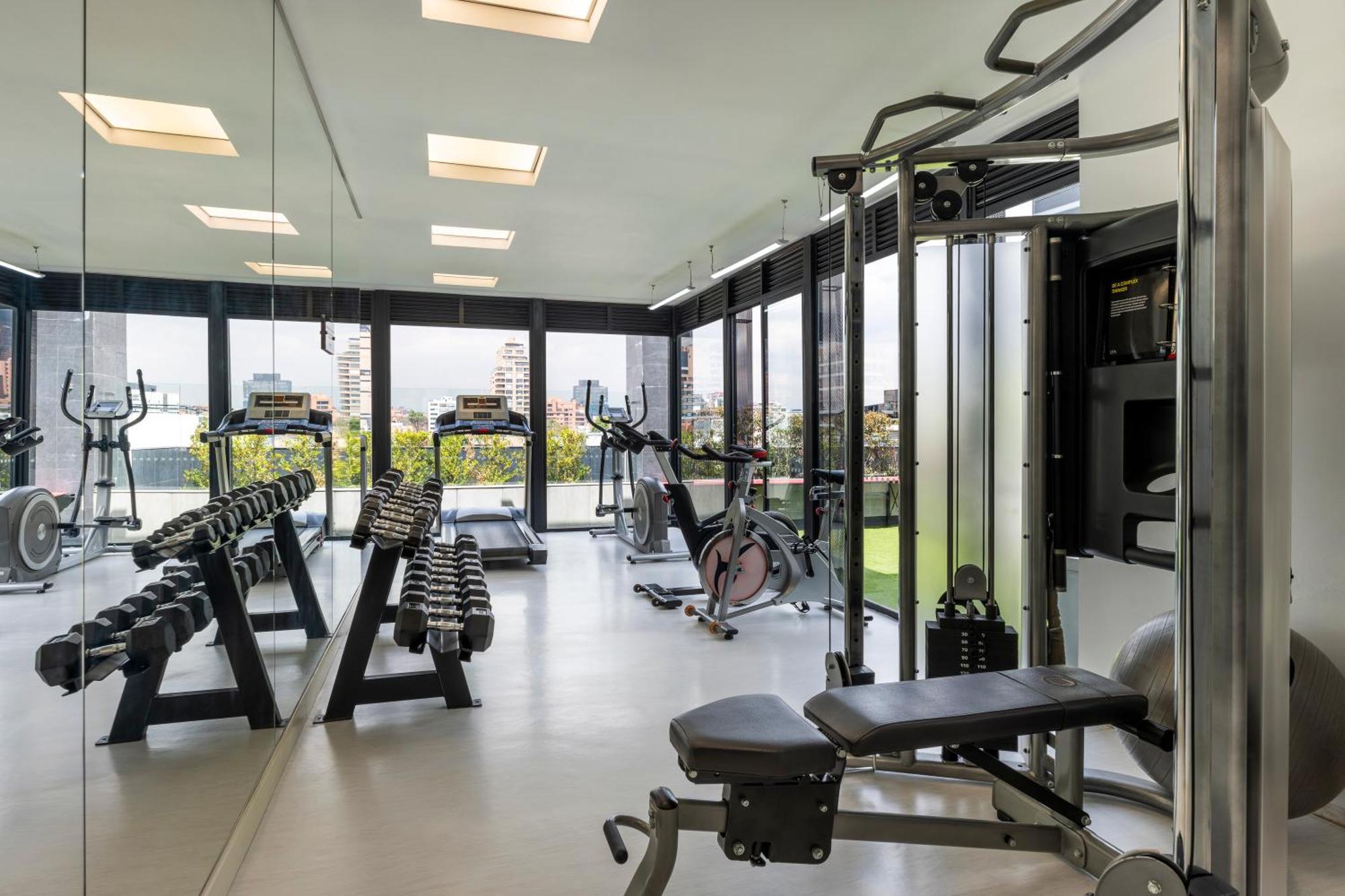 Hotel 100 Luxury Suites By Preferred โบโกตา ภายนอก รูปภาพ The gym at the 100 East 53rd Street building