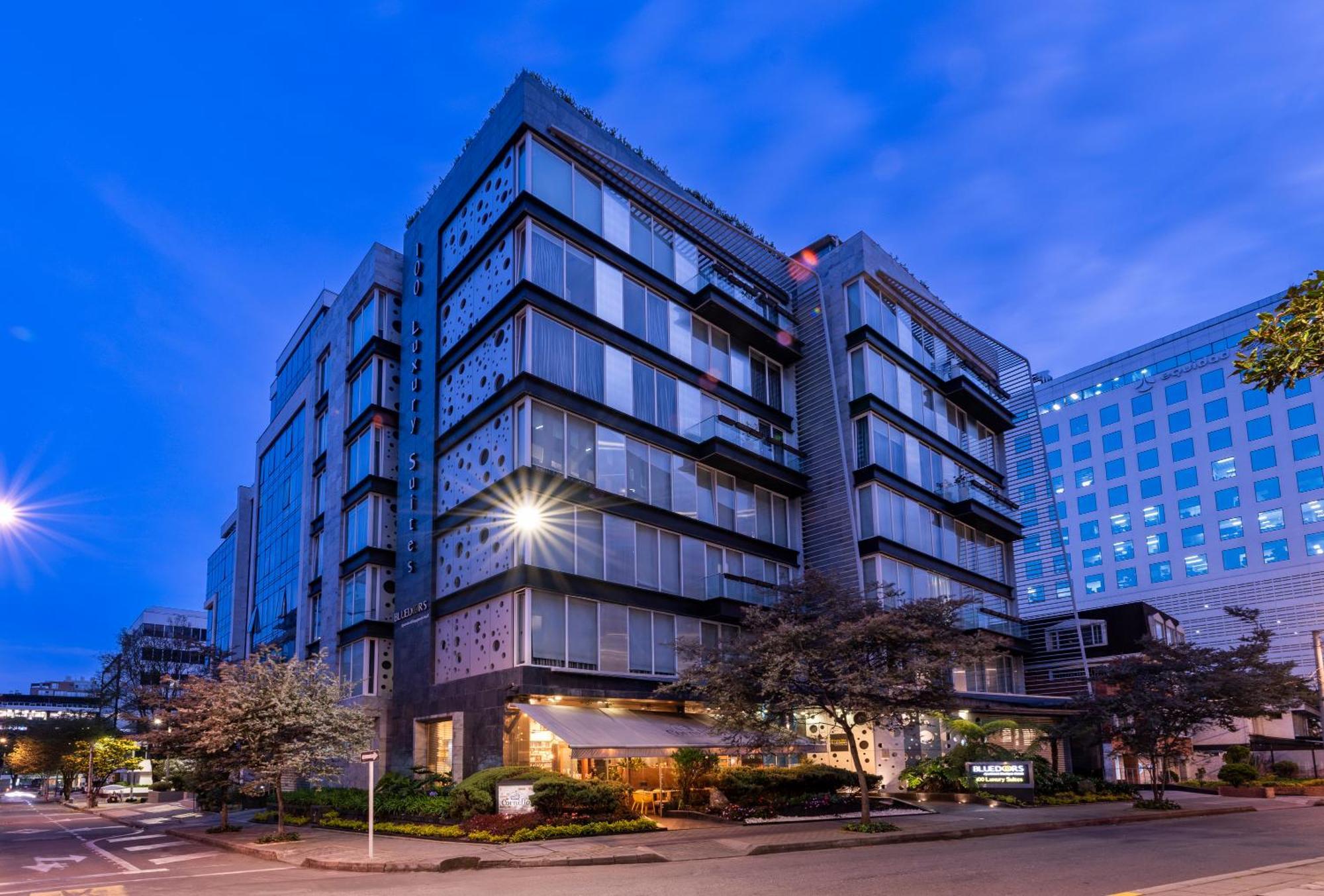 Hotel 100 Luxury Suites By Preferred โบโกตา ภายนอก รูปภาพ The hotel at night