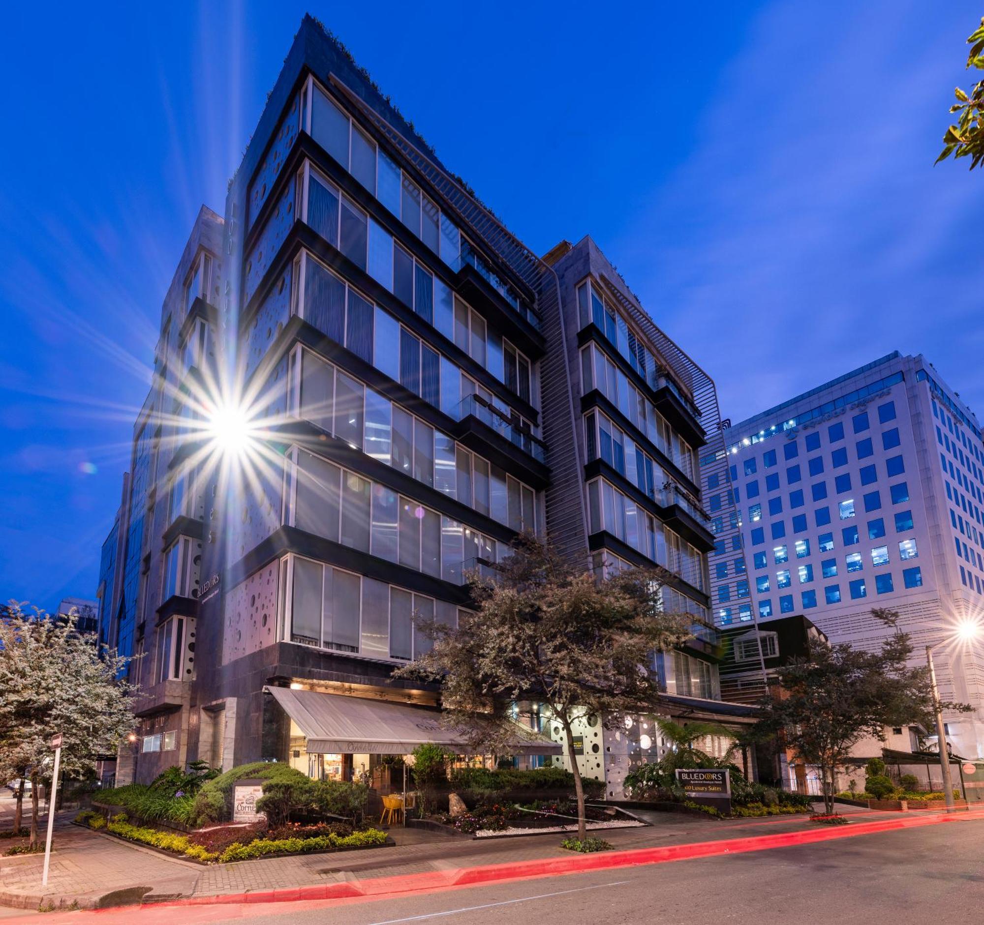 Hotel 100 Luxury Suites By Preferred โบโกตา ภายนอก รูปภาพ The building at night