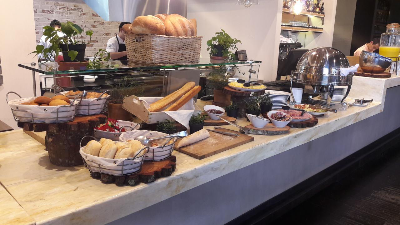 Hotel 100 Luxury Suites By Preferred โบโกตา ภายนอก รูปภาพ A buffet at a hotel