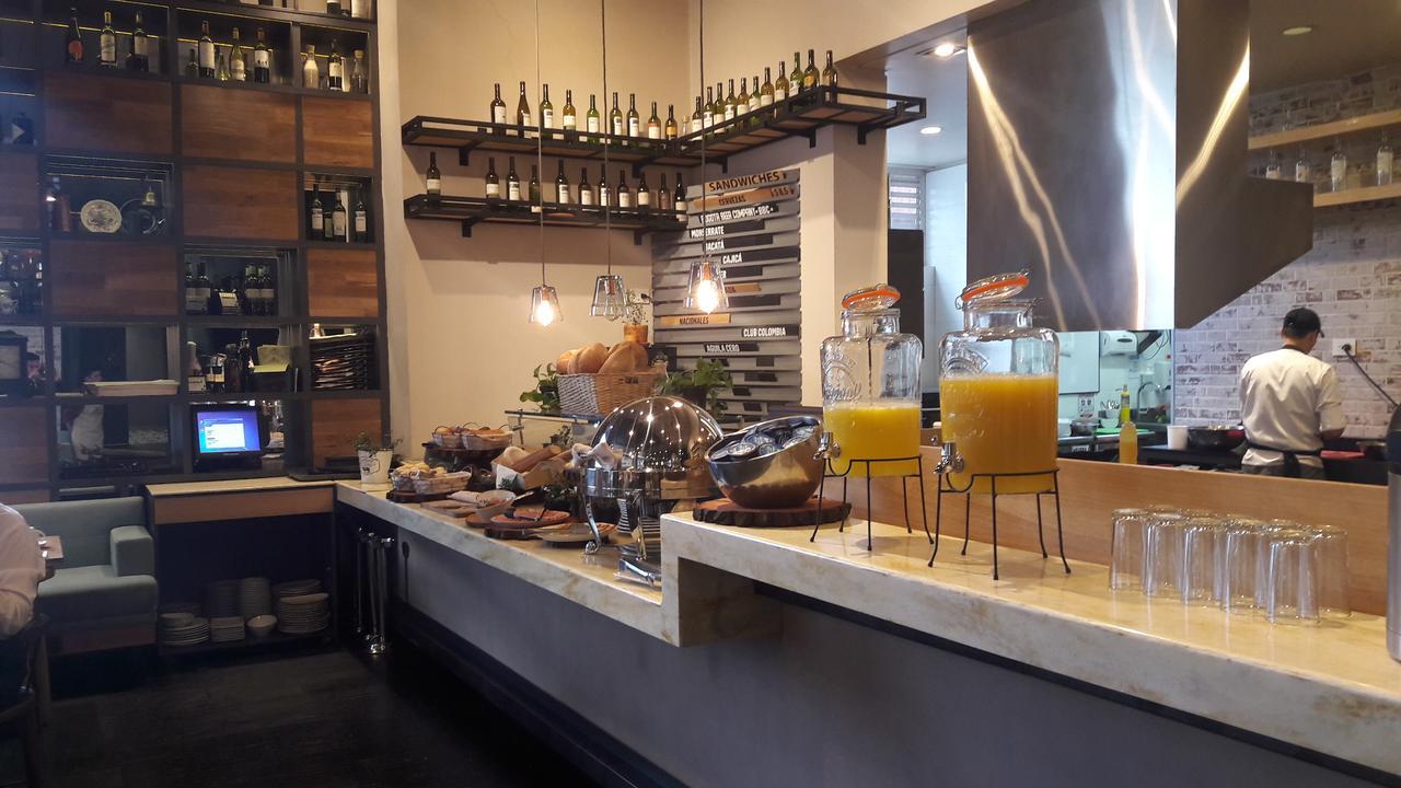 Hotel 100 Luxury Suites By Preferred โบโกตา ภายนอก รูปภาพ The bar at the restaurant