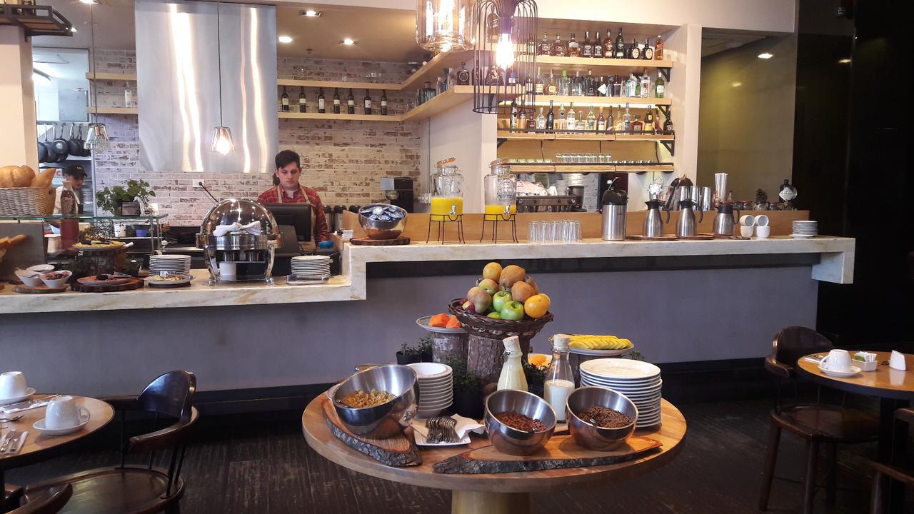 Hotel 100 Luxury Suites By Preferred โบโกตา ภายนอก รูปภาพ The bar at the restaurant