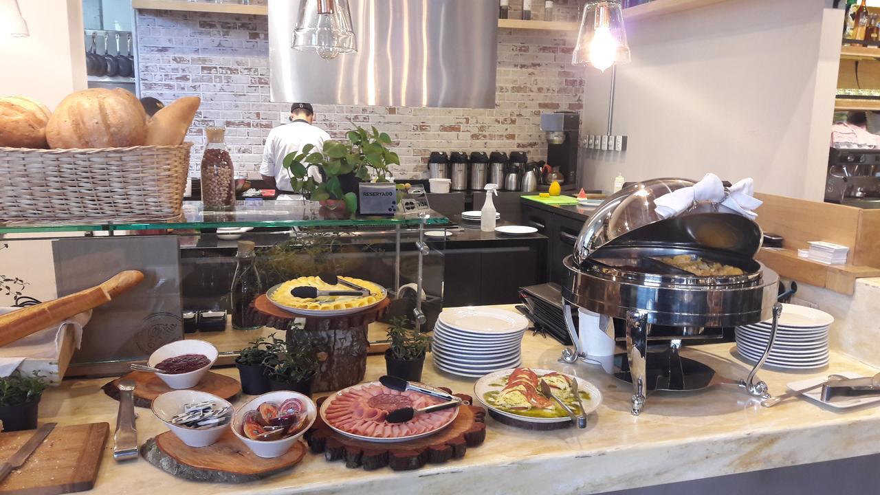 Hotel 100 Luxury Suites By Preferred โบโกตา ภายนอก รูปภาพ A buffet at a restaurant