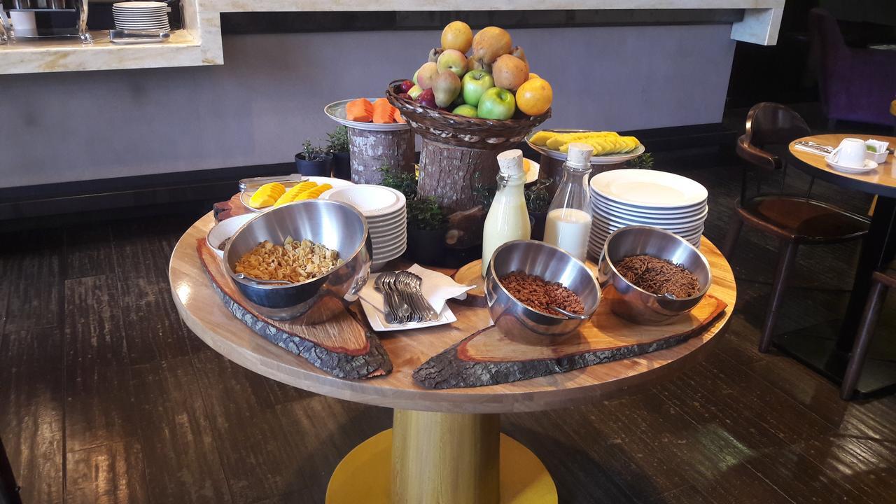 Hotel 100 Luxury Suites By Preferred โบโกตา ภายนอก รูปภาพ A selection of breakfast cereals